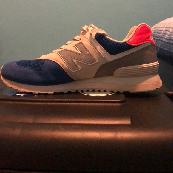 New balance 574 Athletic Shoes (Used) - Picture 4 of 6